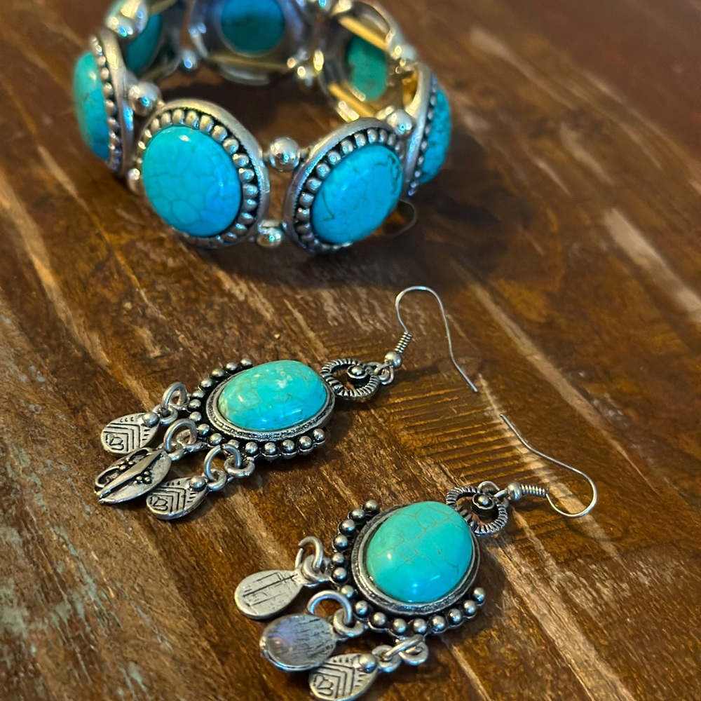 Turquoise jewellery set bracelet and earrings